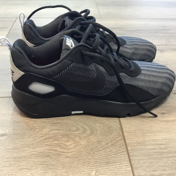 Nike Shoes - Nike LD Runner SE Women's Sneaker